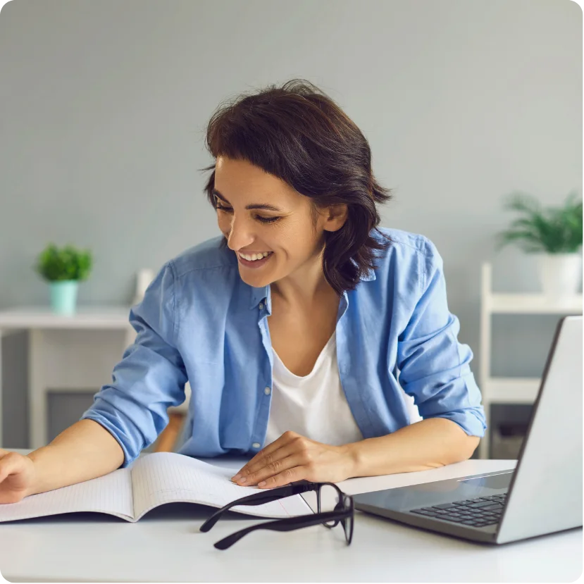 Mujer haciendo curso online